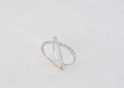 Criss-cross ring with brilliant-cut diamonds
